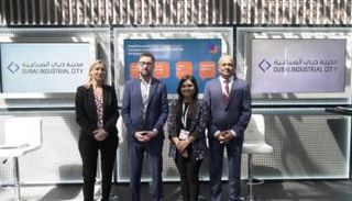 عدد من المشاركين في "حوارات مدينة دبي الصناعية" 