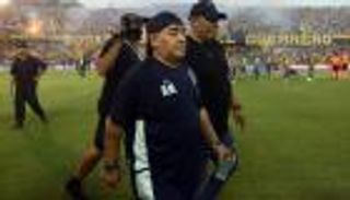 فيديو.. مارادونا يتناول مادة مجهولة في مباراة بالدوري الأرجنتيني