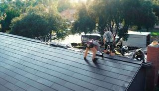 تعمل تسلا على زيادة إنتاج الألواح الشمسية