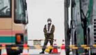 اليابان تعلن إصابة مسؤولين اثنين على متن "سفينة كورونا"