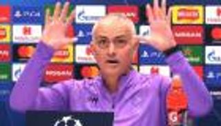 فيديو.. فاصل كوميدي يُخرج مورينيو من صدمته قبل موقعة تشيلسي