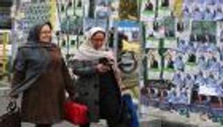 الإيرانيون يقترعون.. وخامنئي يشهر "فزاعة الدين" لحفظ ماء الوجه