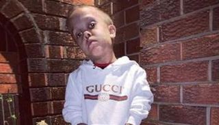 طفل يتعرض للمضايقات بسبب طوله - صحيفة مترو