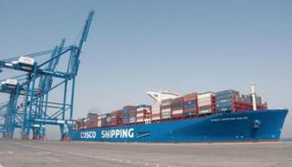 ناقلة تابعة لشركة الشحن الصينية "كوسكو"