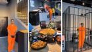 مطعم سعودي "يسجن" زبائنه.. الأكل في أقفاص حديدية