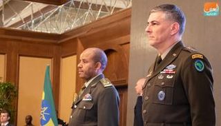 قائد القوات البرية الإثيوبية والجنرال ستيفن ج. تاونسيند 