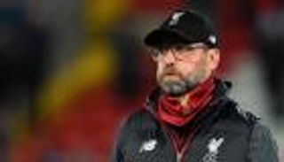 مشجع صغير لمانشستر يونايتد يطالب كلوب بالخسارة.. ومدرب ليفربول يرد