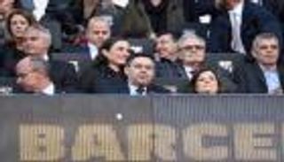 جماهير برشلونة تحرج الرئيس بهتافات وشارات بيضاء