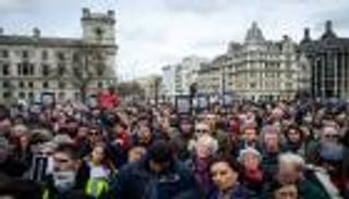 أنصار "أسانج" يحتجون على ترحيله إلى واشنطن