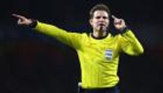 3 ذكريات حزينة تقلق برشلونة من حكم موقعة نابولي