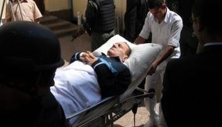 مبارك منقولا على أحد الأسرة الطبية خلال محاكمته قبل سنوات - أرشيفية