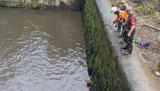 من محاولات إنقاذ طلاب جرفهم النهر بعد فيضانه