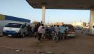 لأول مرة منذ أسابيع.. ظاهرة جديدة أمام محطات الوقود بالسودان
