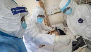 فريق طبي يفحص حالة مصابة بكورونا الجديد - أرشيفية