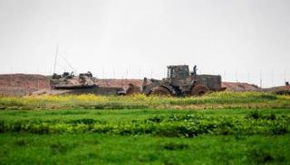 الجرافة الإسرائيلية التي نكلت بجثمان الشهيد الفلسطيني