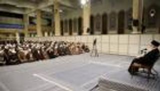 خامنئي يخشى "كورونا".. 6 أمتار تفصله عن الطلاب