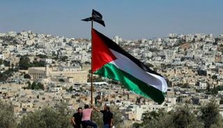 فلسطينيون يرفعون علم بلدهم بالضفة الغربية- أرشيفية