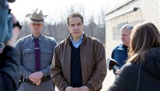 المحافظ أندرو كومو مع رجال الشرطة 