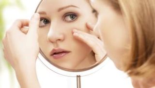 الماء يحافظ على البشرة خالية متجددة