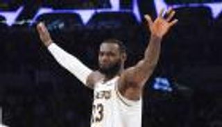 ليبرون يخطف الأضواء.. وفوز تاريخي لرابتورز بدوري السلة الأمريكي