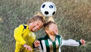 الأطفال يلعبون بالرأس