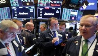 متعاملون أثناء التداول في البورصة الأمريكية