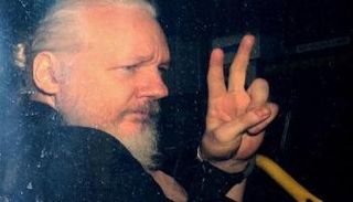 جوليان أسانج بعد اعتقاله من السفارة الإكوادورية