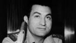 حسني مبارك.. سيرة عسكرية مرصعة بشرارة أكتوبر وأوسمته