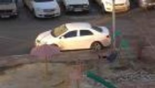 الأم الأكثر كسلا في العالم.. روسية تلاعب ابنها بطريقة غريبة