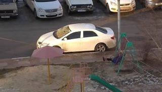 الحبل يمتد من الأرجوحة إلى نافذة في الطابق الرابع