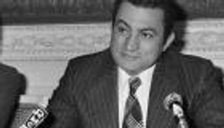 الإمارات تنعى حسني مبارك وتنكس الأعلام