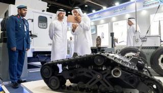 هزاع بن زايد يزور معرضي "يومكس" و"سيمتكس"