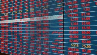 شاشة تعرض معلومات الأسهم في بورصة قطر