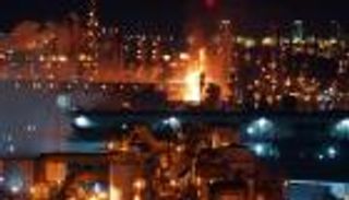 انفجار تلاه حريق هائل في مصفاة نفط أمريكية