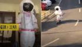 "رائد فضاء" يواجه كورونا في شوارع الصين