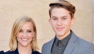 الممثلة ريس ويذرسبون وابنها ديكون