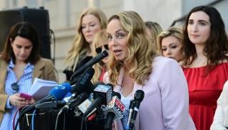 ممثلات يتهمن هارفي واينستين بارتكاب جرائم جنسية