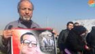مصريون في وداع مبارك.. حشود وأكاليل ورود ولافتات تحمل صوره