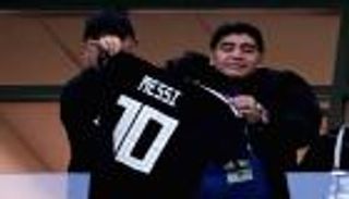 مارادونا يستخدم نابولي لإثبات تفوقه على ميسي