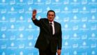 جثمان مبارك يوارى الثرى بـ"أرض المحيا والممات"