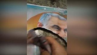 تمزيق صورة لسليماني في إحدى المدن الإيرانية