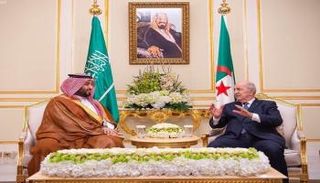 ولي العهد السعودي خلال لقاء الرئيس الجزائري