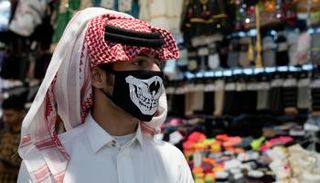 كويتي يرتدي كمامة في إطار مواجهة انتشار فيروس كورونا في الكويت