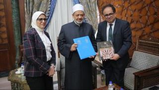 شيخ الأزهر يتوسط وزيرة الصحة المصرية والدكتور أجاي سنج