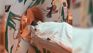 الطالب الأمريكي أثناء خضوعه لأشعة