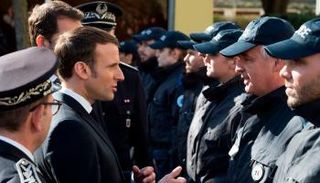 ماكرون يلتقي ضباط شرطة خلال زيارة إلى مدينة ميلوز