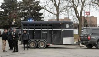 عناصر من الشرطة الأمريكية في موقع الهجوم