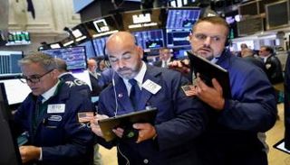 متعاملون أثناء التداول في بورصة نيويورك - رويترز