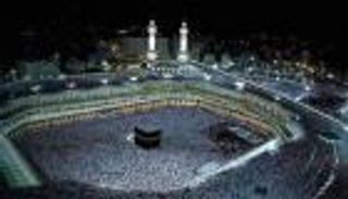 "مصر للطيران" و"الخطوط السعودية" تبدآن تعليق سفر المعتمرين