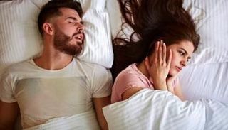 الشخير العالي يضر بصحة شريك حياتك